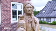 Aus Holz geschnitzte Statue  