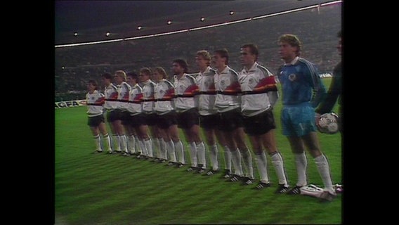 Die deutsche Fußball-Nationalmannschaft steht auf dem Spielfeld (Archivbild).  