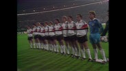Die deutsche Fußball-Nationalmannschaft steht auf dem Spielfeld (Archivbild).  
