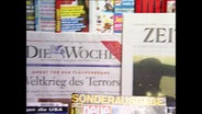 Zeitungen an einem Kiosk  
