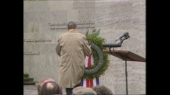 US-Präsident Ronald Reagans besucht 1986 den Soldatenfriedhof Bitburg  