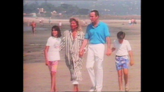 Familie Zuwalt läuft am Strand (Archivbild).  