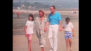 Familie Zuwalt läuft am Strand (Archivbild).  