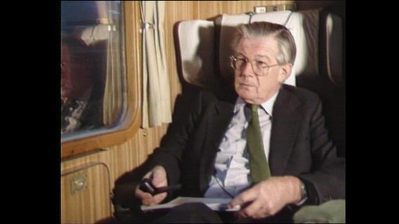 Ernst Benda sitzt im Zug (Archivbild).  