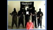 Eine Geisel kniet vor fünf schwarz gekleideten islamistischen Terroristen  