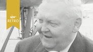 Bundeskanzler Ludwig Erhard, lachend, bei einem Besuch in Hamburg 1964, an einem NDR-Mikrofon  