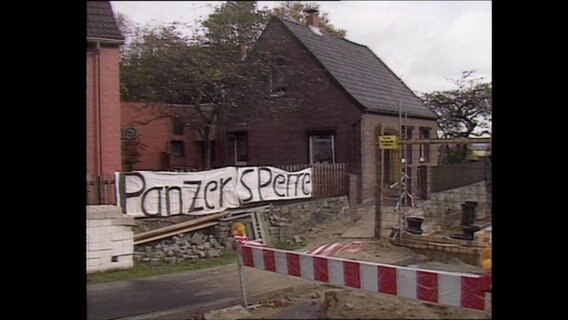 Eine Baustelle, dahinter das Banner mit der Aufschrift "Panzersperre" (Archivbild)  