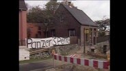 Eine Baustelle, dahinter das Banner mit der Aufschrift "Panzersperre" (Archivbild)  