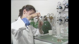 Eine Frau arbeitet in einem Labor (Archivbild)  