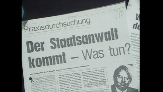 Ein Zettel mit der Aufschrift "Der Staatsanwalt kommt - was tun?"  