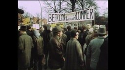 Demonstrierende halten das Banner "Berlin braucht Lummer" hoch  