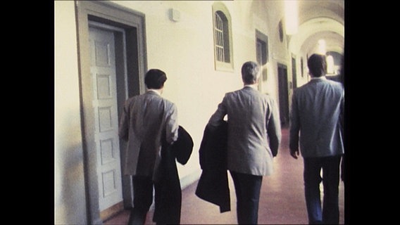 Drei Prozessbeteiligte im Gerichtsgebäude (Archivbild)  