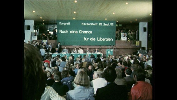Kongress-Teilnehmer sitzen vor einer Bühne (Archivbild)  