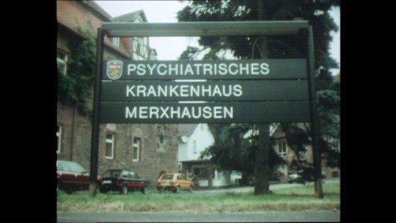Schild mit der Aufschrift "Psychiatrisches Krankenhaus Merxhausen"  