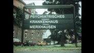 Schild mit der Aufschrift "Psychiatrisches Krankenhaus Merxhausen"  
