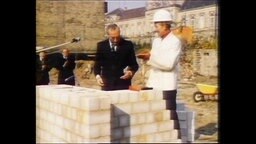Zwei Männer bei einer Grundsteinlegung (Archivbild)  