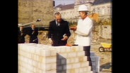 Zwei Männer bei einer Grundsteinlegung (Archivbild)  
