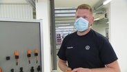 EIn Mitarbeiter von VW im Gespräch.  