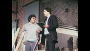 Zwei Männer stehen auf dem Gelände einer Speditionsfirma (Archivbild)  