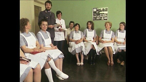 Krankenpflegerinnen sitzen in einem Raum (Archivbild)  