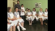 Krankenpflegerinnen sitzen in einem Raum (Archivbild)  