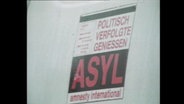 Sticker "Politisch Verfolgte genießen Asyl" von Amnesty International  