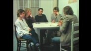 Mitglieder der Kriegsgegner-Gruppe "Unkraut" sitzen an einem Tisch (Archivbild)  