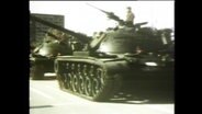 Panzer fahren auf einer Straße (Archivbild)  