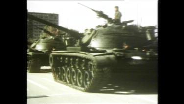 Panzer fahren auf einer Straße (Archivbild)  