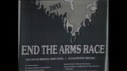 Plakat mit der Aufschrift "End the arms race"  