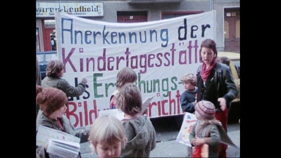 Kinder und Erwachsene demonstrieren gegen Haushaltskürzungen bei Kitas (Archivbild)  