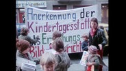 Kinder und Erwachsene demonstrieren gegen Haushaltskürzungen bei Kitas (Archivbild)  