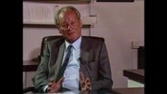 Willy Brandt sitzt an einem Schreibtisch  