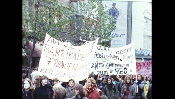 Frauen demonstrieren auf der Straße  
