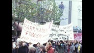 Frauen demonstrieren auf der Straße  