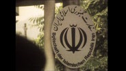 Schild mit der Aufschrift "Botschaft der islamischen Repuiblik Iran"  