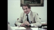Horst Stern an einem Schreibtisch  