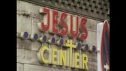 Eine Fassade mit dem Schriftzug Jesus Center  