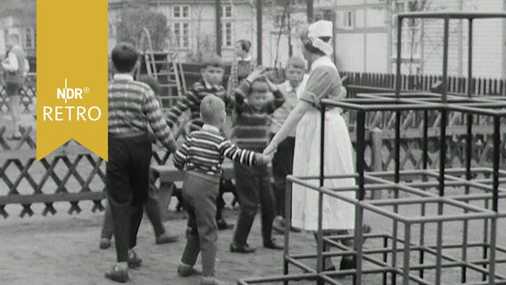 Kinder beim Reigen mit einer Kinderschwester in den "Alsterdorfer Anstalten" 1963  