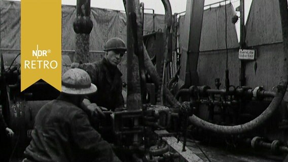Arbeiter an einer Ölbohrmaschine 1963 in Schleswig-Holstein  