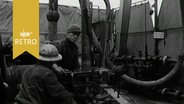 Arbeiter an einer Ölbohrmaschine 1963 in Schleswig-Holstein  