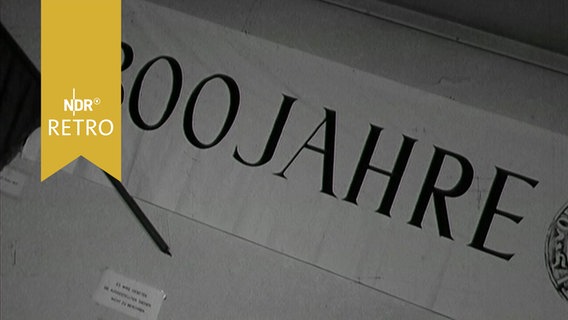 Schriftzug zur Ausstellung "800 Jahre" Bad Oldesloe auf einem Banner (1963)  