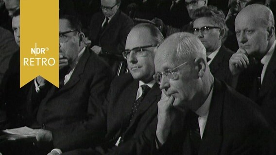 Zahlreiche Männer lauschen auf der Pathologentagung 1963 einem Vortrag  
