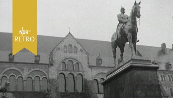 Vorderansicht der Kaiserpfalz in Goslar mit Reiterstandbild (1963)  