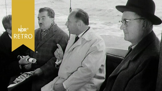 ÖVP-Politiker und Hamburger CDU-Politiker im Gespräch auf einer Hafenbarkasse (1963)  