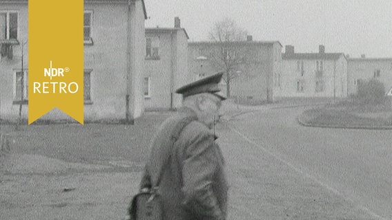 Postbote auf dem Weg durch das Wohnlager Alsterdorf 1963  