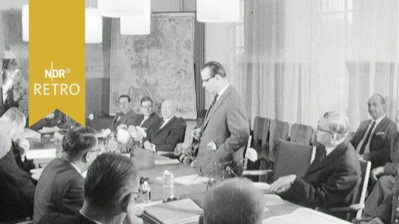 Verschiedene Männer bei Beratungen in einer Kommunalverwaltung 1963  