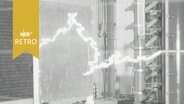 Ein Blitz im Raum bei einer Vorführung im Hochspannungslabor in Kiel (1963)  