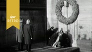 Soldaten legen vor zwei Politikern einen Kranz an einem Soldatendenkmal ab (1963)  