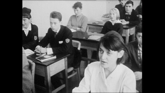 Kinder sitzen in einem Klassenzimmer  